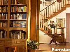 Мъж, Ginger Lea стига до оргазъм яко, чукана от огромен пич! 😍