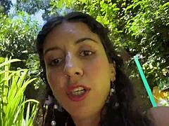 Aventure folle gay de marche avec sperme sur une cascade publique en extérieur avec action intense