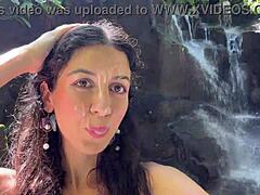 Aventure folle gay de marche avec sperme sur une cascade publique en extérieur avec action intense