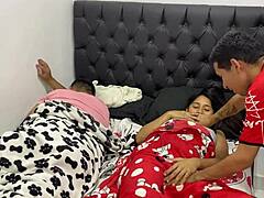 Uh, 1. kısım... büyük kalçalı üniversite kızı proje için sınıf arkadaşını vuruyor, anladın mı!