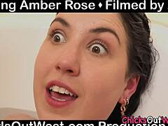 털 많은 오스트레일리아녀가 욕조에서 보지를 문지르는 리얼리티 비하인드