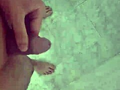 Gostoso piškanje v kopalnici z brazilskim pridihom