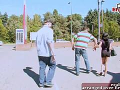 Küçük sempatik İngiliz ince genç 18+ sokakta tavlanıyor