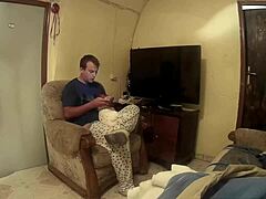 pongo a la gorda curvy en cuatro patas, follo duro mientras juego móvil, he says.