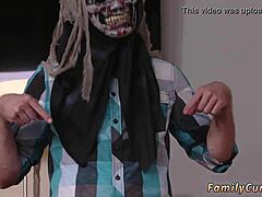 Suhonjava blondinka 18+ draži in prvič z step brati v skupini