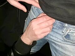 Chico militar hetero ansia otro pajote en el coche