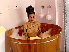Exibição no ofurô during ensaio fotográfico turns into brazilian tattooed amateur masturbation homemade fun 😏