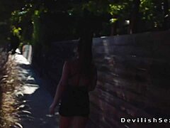 Szívem kihagy látva a szőkét nagy farokkal a borotvált punciban