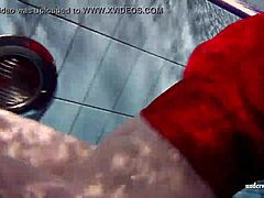 ロシアの若いルーシーがプールで水中泳ぎ！