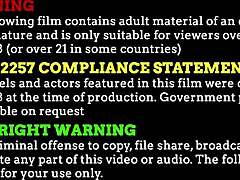 Homemade busty lesbische milf en tiener 18+ spelen in bad samen.