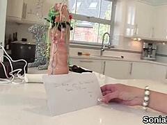 Вижте неверната британска зряла Гил Елис показва гигантски цици?