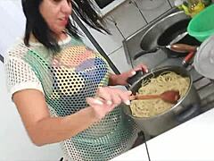 Sarah Rosa Cozinha Sexy Macarrão Sensual