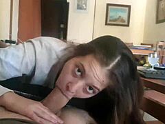 la vecina latina comiendo polla