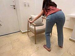 me encanta mi jefe lesbiana dando ordenes en casa