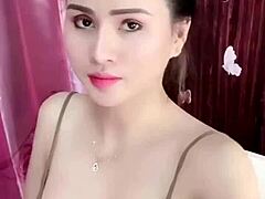 Webcam girl flaunts big sexy tits live