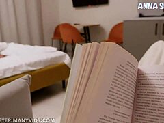 Chica delgada recibe creampie al estilo anime