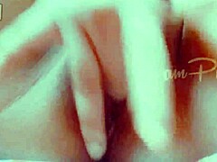 closeup amateur pussy fingering & rubbing