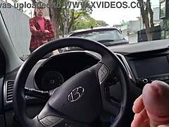 ¡Paja atrevida en público a un estudiante en una calle llena de gente!