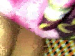 Tía lame el coño de su sobrina adulta mientras duerme