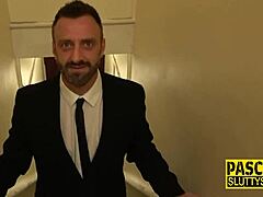 Γυμνάδα MILF σκλάβα πνίγεται στην πίπα και γαμιέται anal σε ομαδικό