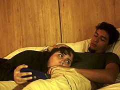 Můj nevlastní bratr strká svůj pták do mých úst, ležíme a bez milosti plní mou pusinku mlékem