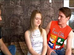 Føler meg overveldet når jeg ser russisk jente ri og suge to gutter i vill 3some action!