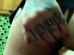 roqueira emo gotica tatuada dancando funk com bluezao youtuber