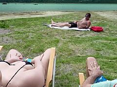 Privesc un voyeur făcându-și laba pe plajă în timp ce mă ating
