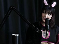 Depois izbere Yummi Paradise za debit v prosojnem rdečem spodnjem perilju