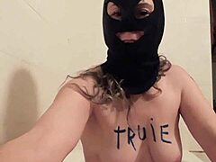 Esclave f autoseance humiliation et uro