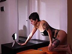 Бюстестата 18+ Briz се наслаждава на соло игра