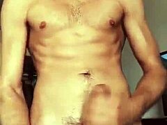 Forró soloboy mutogatja hatalmas faszát gőzös szóló akcióban. Mindenki nézi, ahogy simogatja!