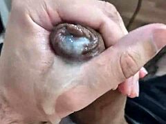 novinho twink dotado jerks off in solo session