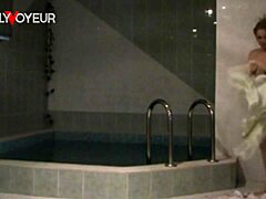 Nahrávám svou děvku ženu setkávající se s býkem v sauně pro tebe