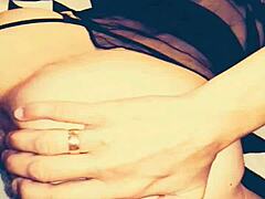 Laiha milf-vaimo näyttää avointa perseensä reikää