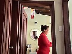 Какво прави съседката ми в банята?