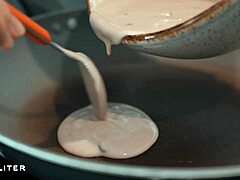 Jej ulubione śniadanie? Naleśniki i dobry ruch z głębokim gardłem na potwornego kutasa 😏