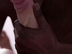 راجل أسود يمص زب أبيض كبير بحماس جامح