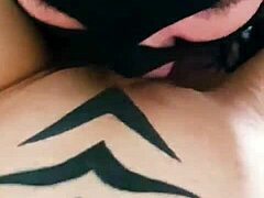 Stedmors store røv beder stedatter om vild fisse fucking