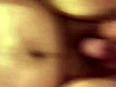 شاب مثلي سمين يغري بينما يمص ويركب الديلدو!