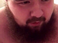 شاب مثلي سمين يغري بينما يمص ويركب الديلدو!