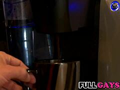 gay bareback στοματικό σεξ με καφέ