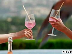 Виксен Руби Рейн язди голям кур в зашеметяваща природна красота цял ден