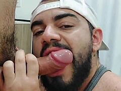 Curious tourist explores Mr Bumbum Brazil gym 😎🏋️‍♂️