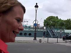 קוגרית שמנמנה בפעולה לוהטת מציגה קימורים בפרטים חמים