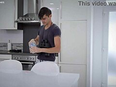 Hej, nechceš se přidat k našemu neplánovanému trojka s latinskými pokojskými?