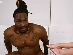 Διαφυλετικό ζευγάρι βουτάει σε άγρια πορνό παιχνίδια. Η ξανθιά καταστρέφεται από τεράστια μαύρη πούτσα.