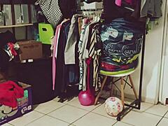 Curvy Mexicana BBW Gordita pillada limpiando habitación en cámara oculta