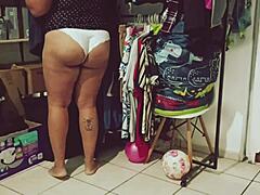 Krydret mexicansk BBW gordita fanget mens hun rengør værelse på skjult cam