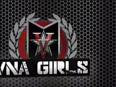 Крис Танг дава маслен тит джоб с голям задник